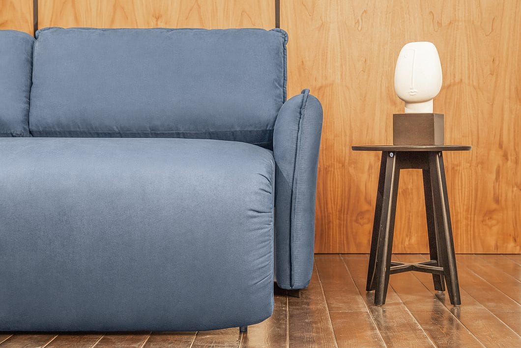 Микрофибра для обивки дивана: особенности, достоинства и недостатки